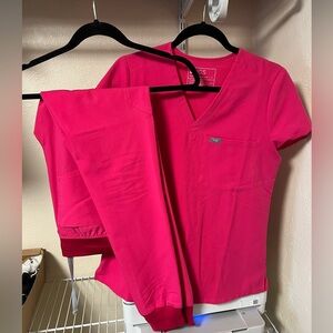 Figs scrub set, hot pink, Catarina top S, Zamora Bottom XS tall